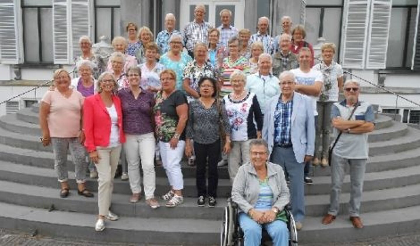 De leden van het koor op de trappen van paleis Soestdijk, enkele jaren terug.