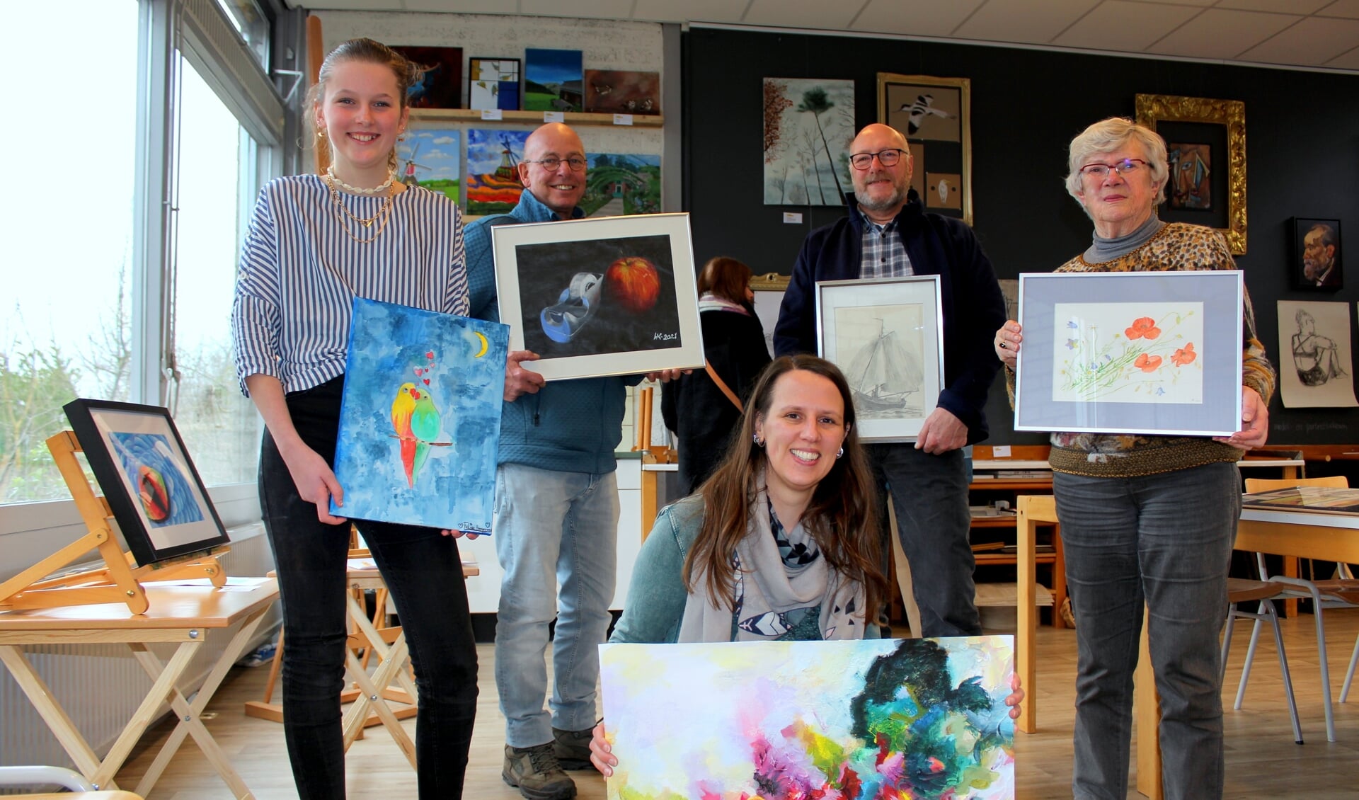 Deelnemers aan de kunstexpositie van Creatief Rijnwoude tonen hun werk: vlnr Feline Hoogervorst, Hans Kromhout, Anja Olijhoek, Simon Kralt en Nel Rijnsburg