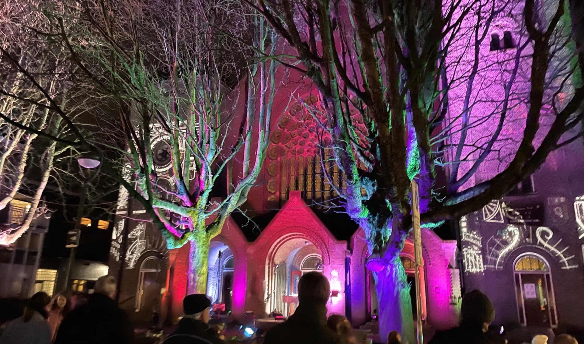 Sprookjesachtige taferelen bij Keys of Light, een muzikale lichtshow ter ere van de 100-jarige Adventskerk.