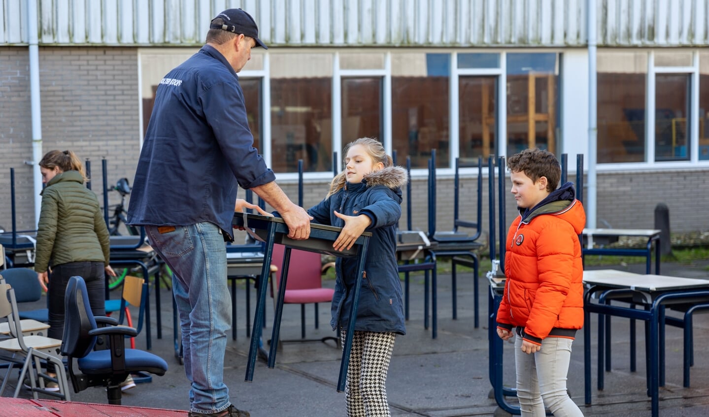 Kinderen van een school uit Zeewolde, die materiaal leverde voor Stichting Miss IQ, helpen een handje mee.