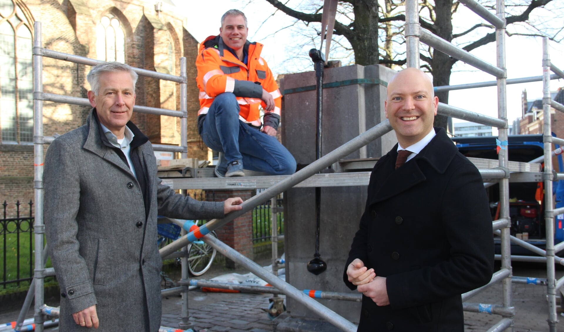 De gerestaureerde waterpomp versterkt ‘t historische karakter van het oude centrum. Met v.l.n.r. Michel Helgers, Dirk Jan van de Boogaard en Armand van de Laar.