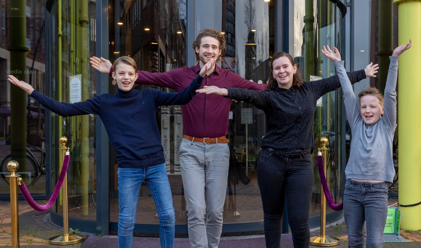 Vlnr. Ruben, Martijn, Britt en Shayne van Featherhair Creations hopen in mei voor een volle zaal in Cool de voorstelling 'Fantasieè' te kunnen opvoeren.
