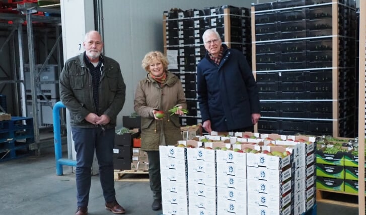V.l.n.r: Lijsttrekker Ad van Harmelen, nummer 2 Bea Koen en Willem van Prooijen, voorzitter van de Groente & Fruitbrigade. 