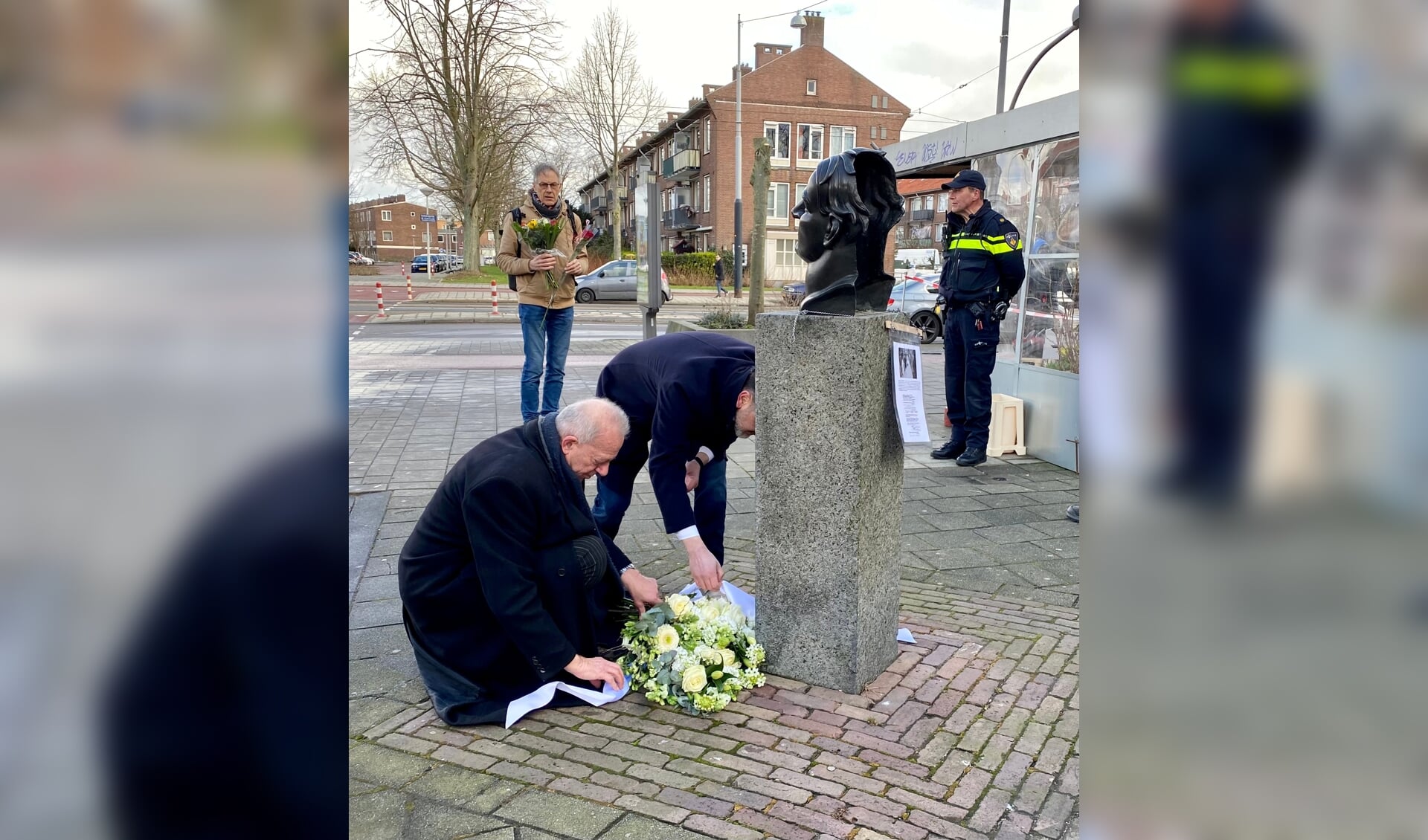Bloemen bij het monument voor Willem Kraan.
