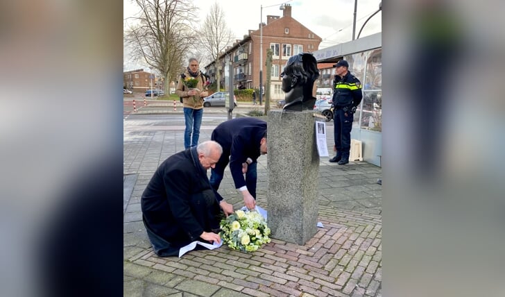 Bloemen bij het monument voor Willem Kraan.