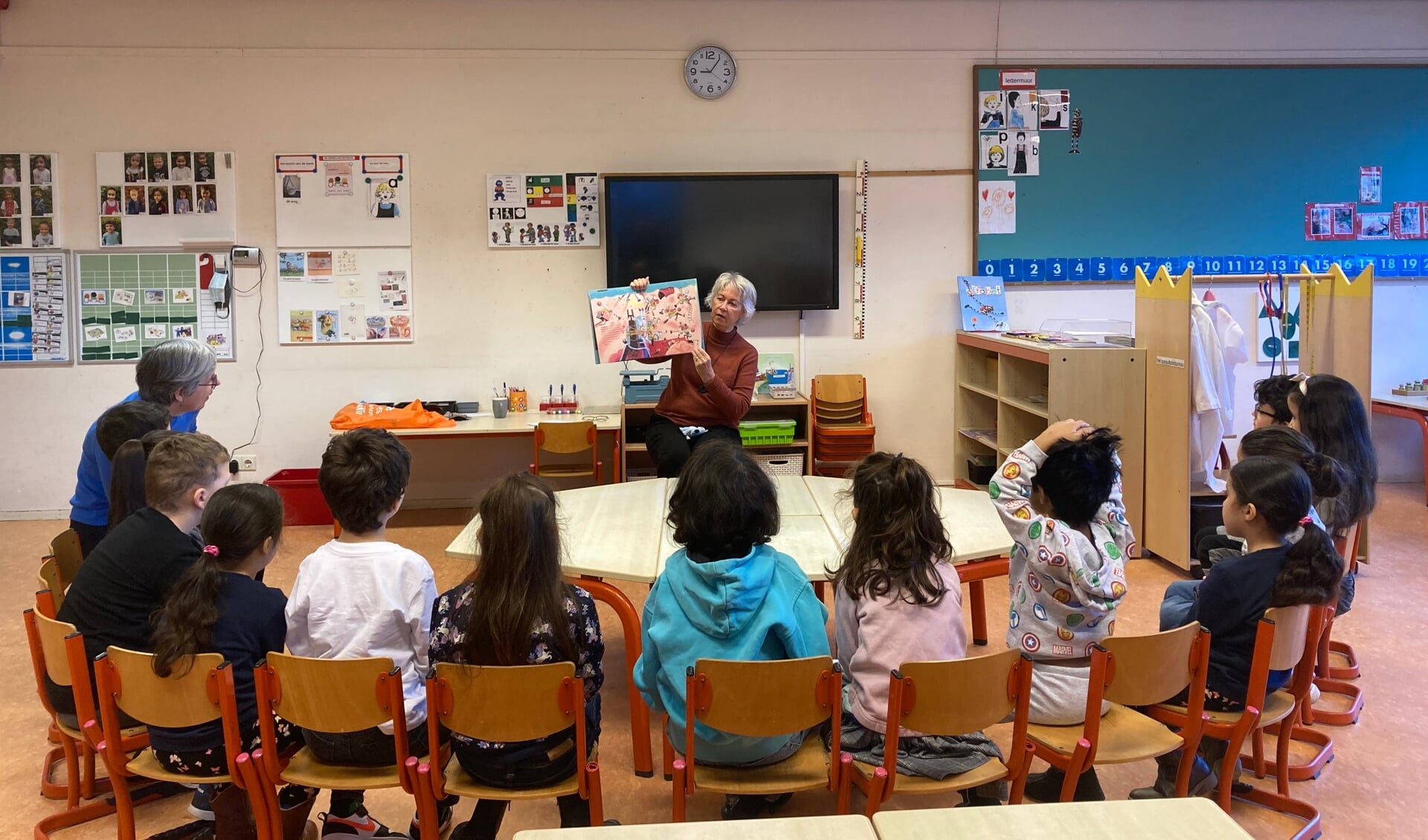 Voorlezer Marion Walst van Vrijwilligerspunt Westfriesland las voor bij de kleuters van Kindcentrum Universum.