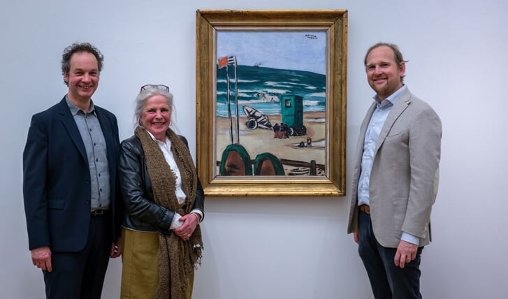 Benno Tempel (directeur Kunstmuseum Den Haag), Fusien Bijl de Vroe (directeur Vereniging Rembrandt) en Doede Hardeman (Hoofd Collecties Kunstmuseum Den Haag) bij het aangekochte werk van Max Beckmann. 
