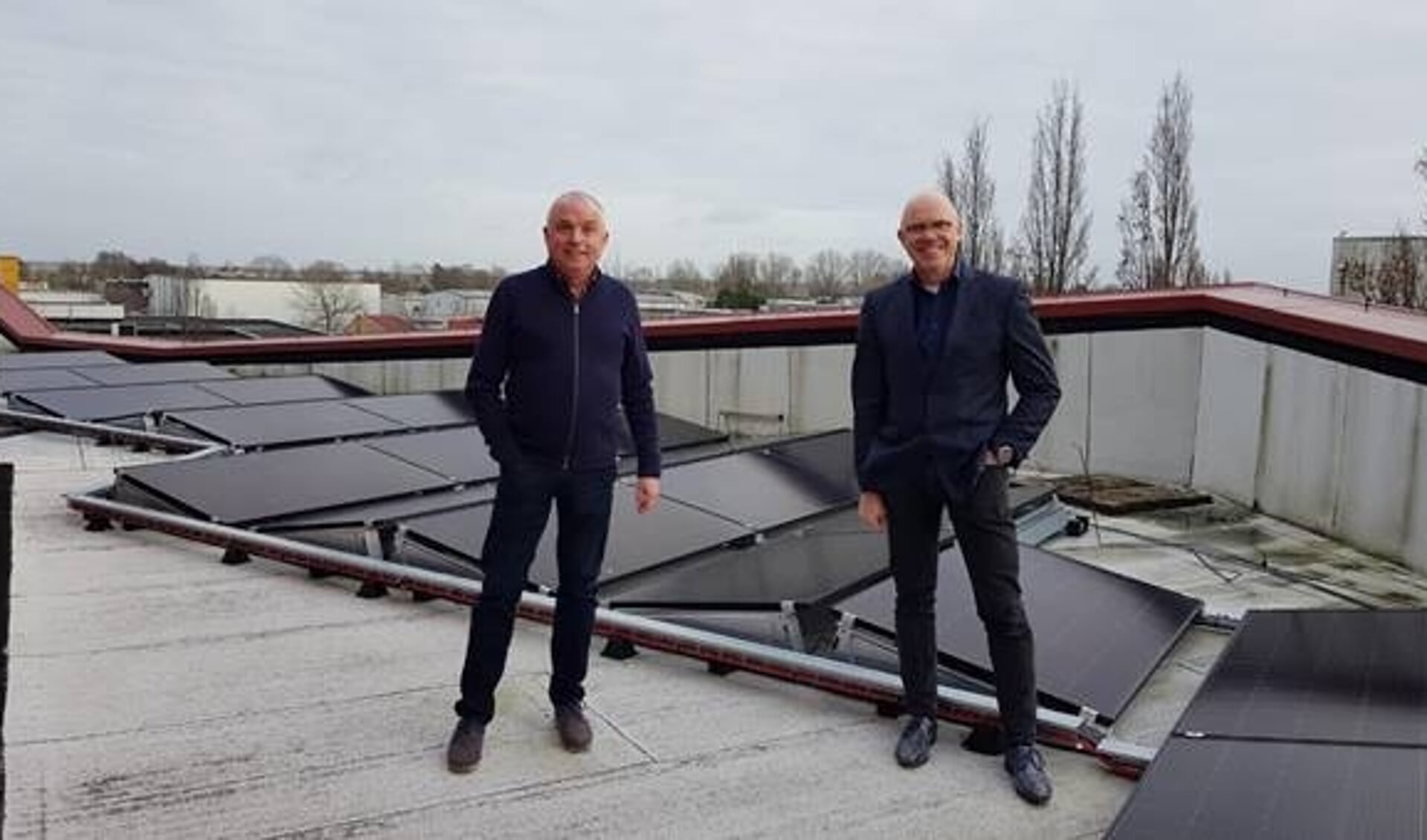 De nieuwe zonnepanelen op het dak van het gemeentehuis van Wormerland.