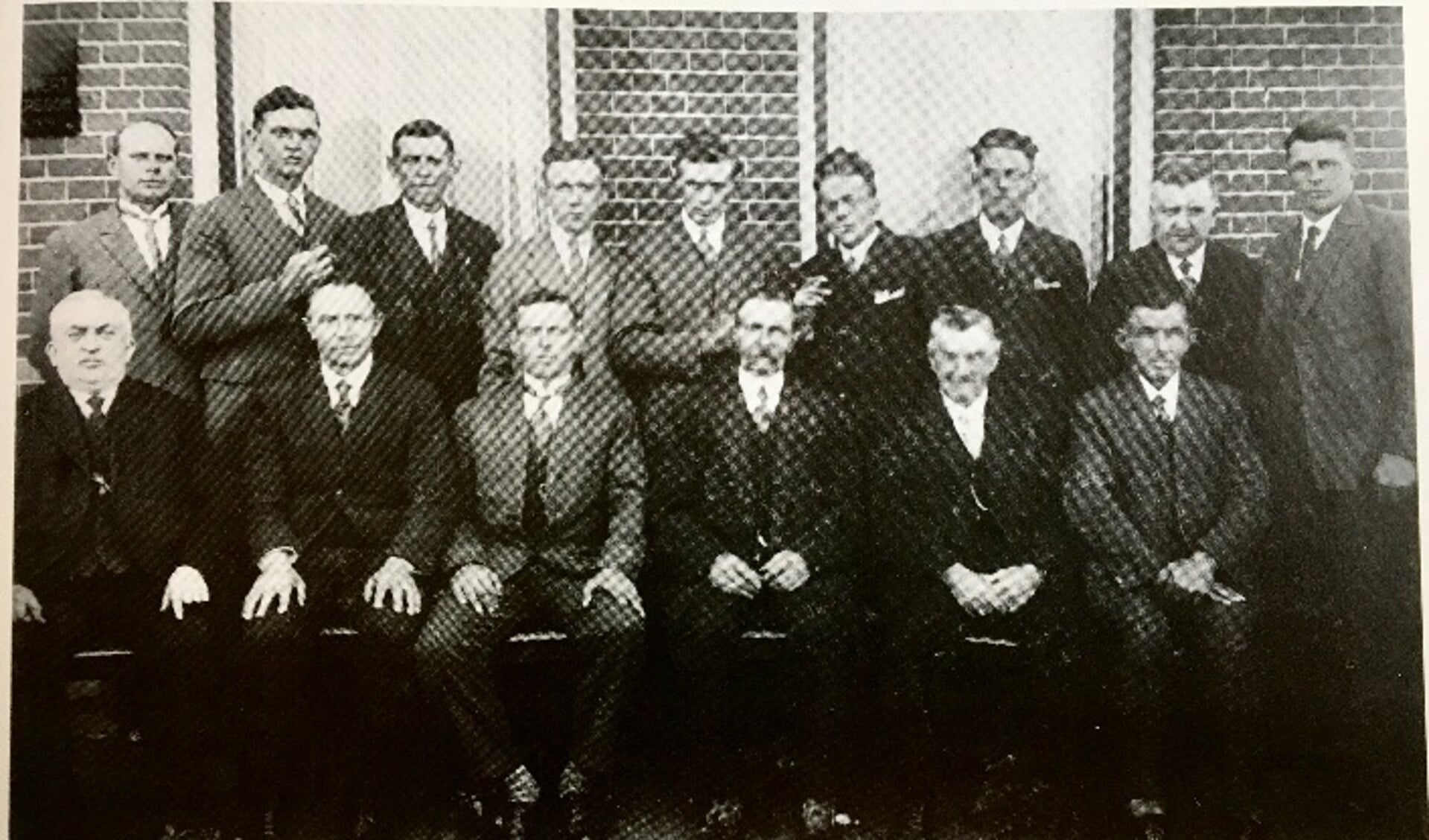 De oudst bewaarde foto, vermoedelijk uit 1928. Deze is genomen voor de woning van de familie Koppert aan de Poeldijkseweg. Staand van links naar rechts: G. Spekman, A. van der Arend, J. Bentvelzen, N. de Bruin, P. Zuidgeest jr., N. van der Laan, C. Damen, N. de Bruin en A. Veerkamp. Zittend van links naar rechts: J. van Leent; N. Koppert, P. Damen, J. Koppert, P. Zuidgeest sr. en H. van der Laar.