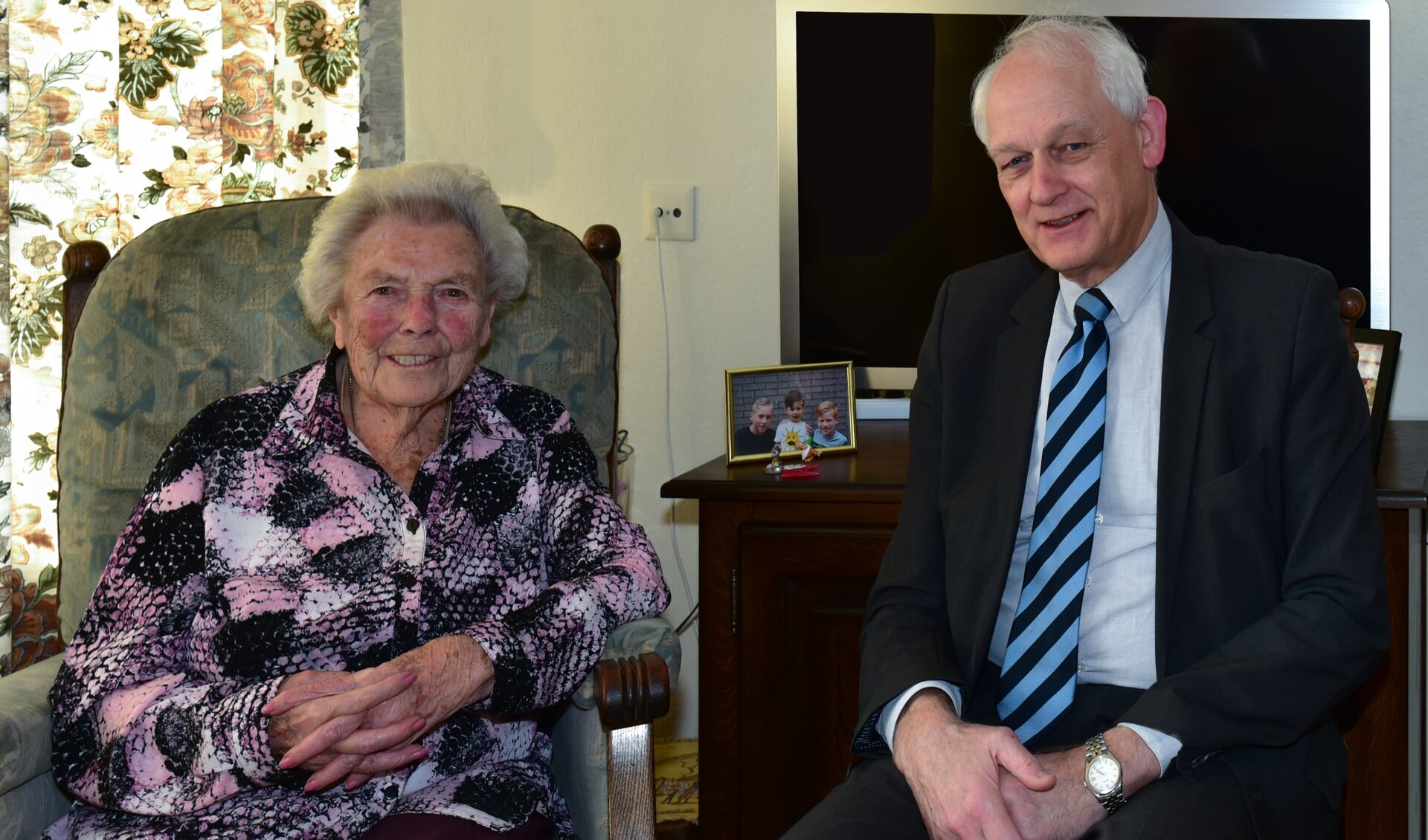 Burgemeester Lamers feliciteert 101-jarige Mevrouw Loes Zuidgeest