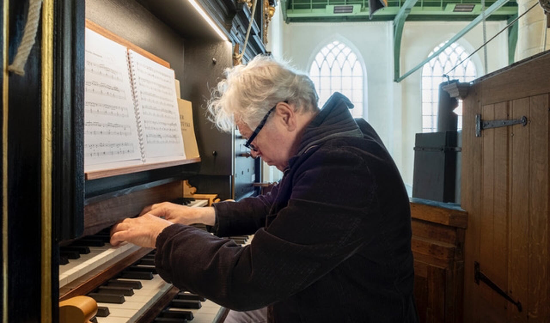 Theo Jellema speelt op het orgel. 