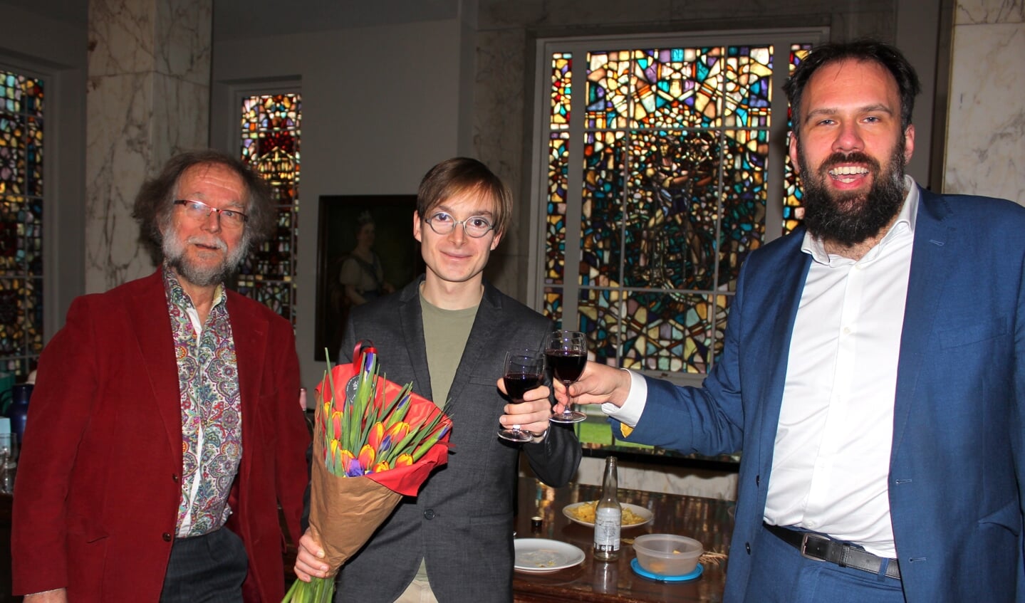 Kersverse stadsdichter Lars Ferwerda (27) met juryvoorzitter Erik van Zuylen (re) en ceremoniemeester Kaj Elhorst.