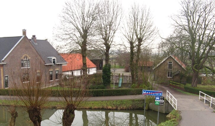 Links boerderij Weverskade 86 in 2014. Het erf is nog geheel intact met de witte stal aan het woonhuis vast gebouwd.