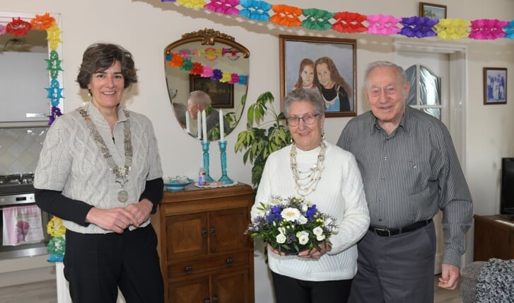 Burgemeester van der Weele feliciteert echtpaar Sanders-Dudock met hun 65-jarig jubileum. 