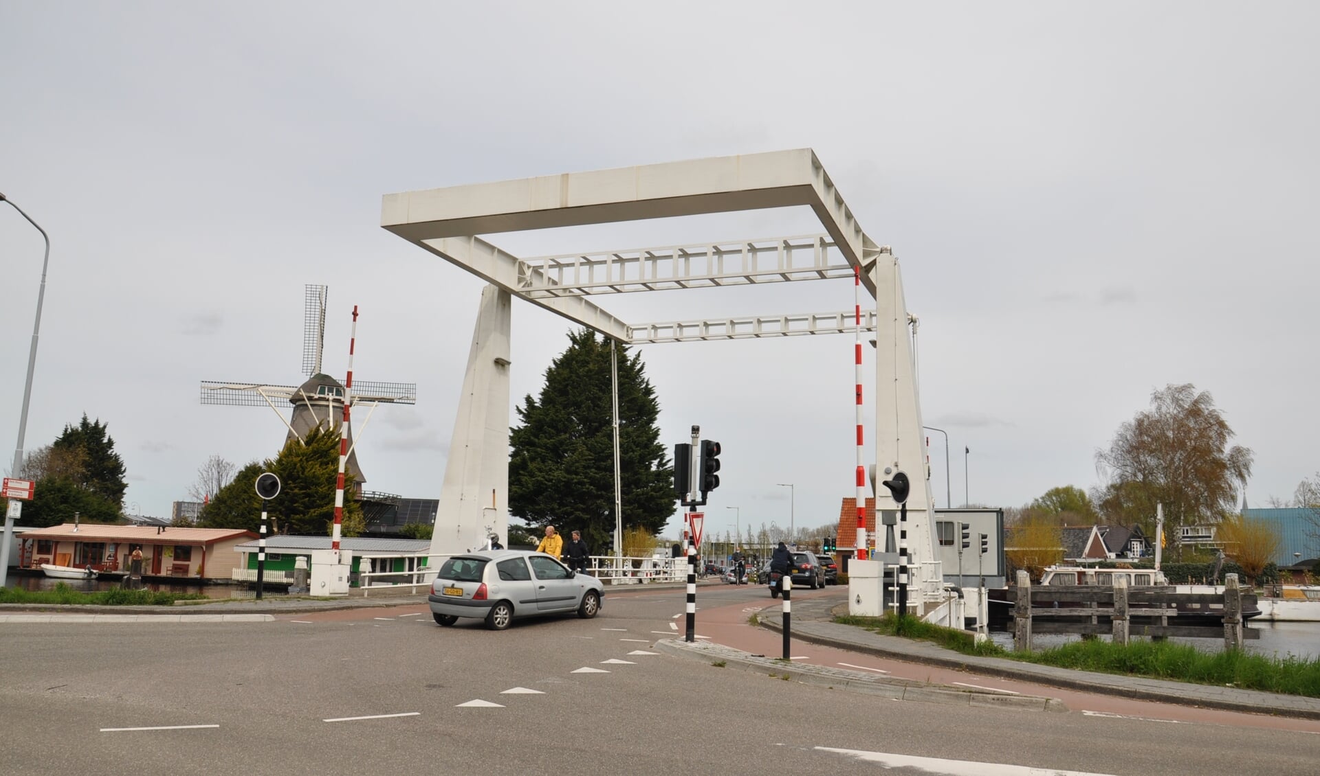De Sloterbrug over de Ringvaart tussen Badhoevedorp en Sloten. 