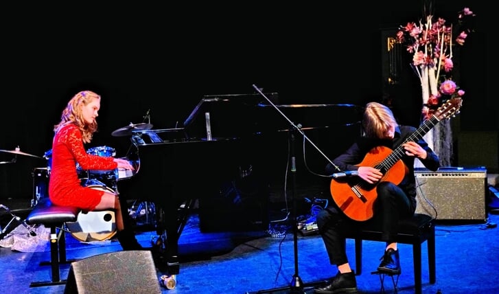 Venna tijdens haar optreden op het Jan Pasveerconcours voor Ensembles als de pianohelft van Duo Fandango in 2019, samen met Sijbrand Loot (klassiek gitaar).