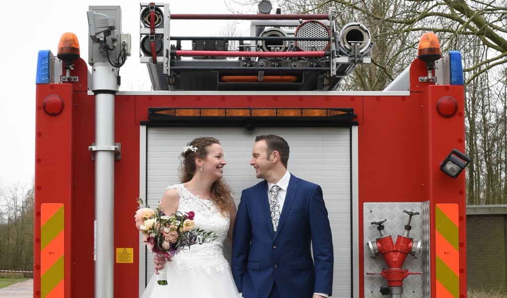 Juf Debbie en brandweerman Pascal traden 22-2-'22 in de huwelijksbrandweerauto.