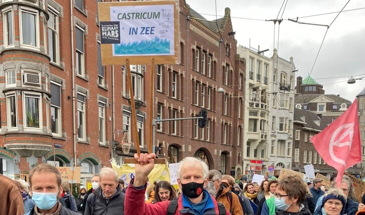 Een delegatie uit Castricum liep mee tijdens de grootste klimaatmars van Nederland 2021.