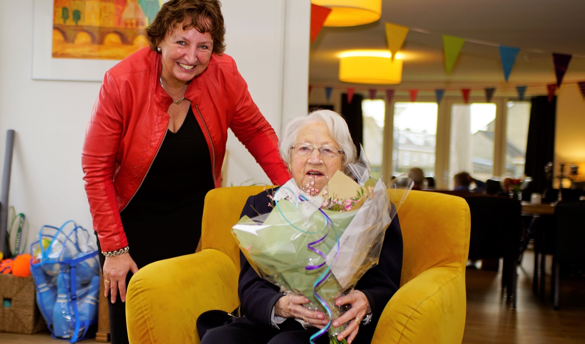 Bloemen van burgemeester Spies voor de 100-jarige mevrouw Van der Helm - Van Paassen.