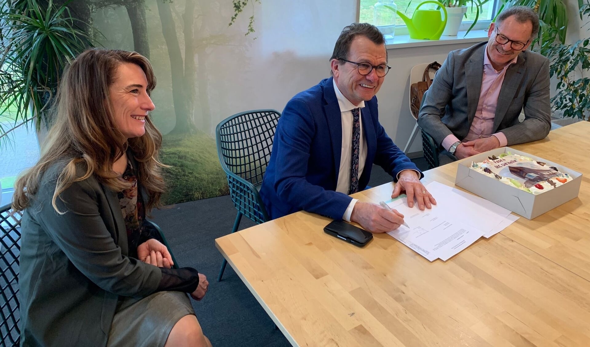 Wethouder John Does (m), geflankeerd door bestuurders Monique Mul en Elfred Bakker van Allente, tekent namens de gemeente Dijk en Waard de samenwerkingsovereenkomst.