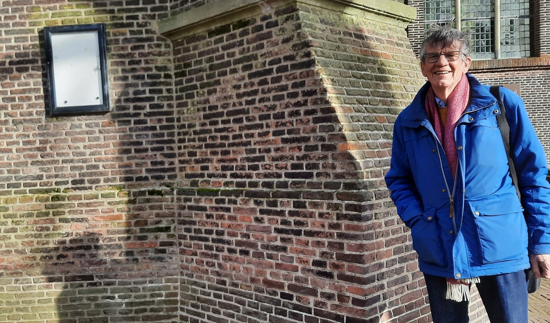 Ron Hoekstra, op een historisch en monumentale locatie, de Grote Kerk op de Markt, vraagt nadrukkelijk om meer menskracht om de Open Monumentendag voor Vlaardingen te houden. 
