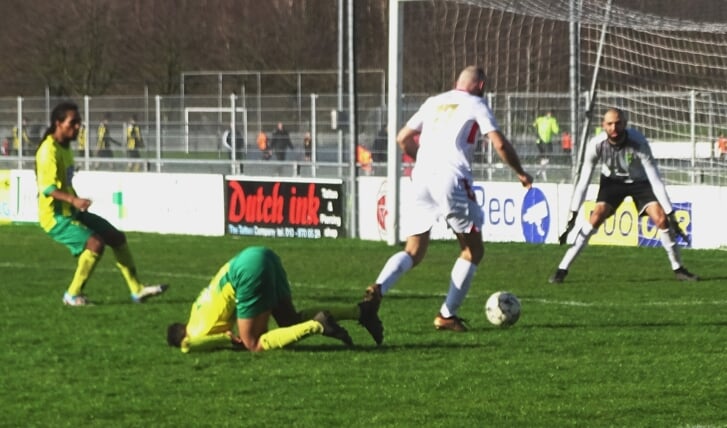 Nadat hij de Rijnmond/H-verdediger letterlijk in het gras liet happen lukte het Tutku Aygoren niet om zijn solo met een doelpunt te bekronen. (foto: UWM/gav)
