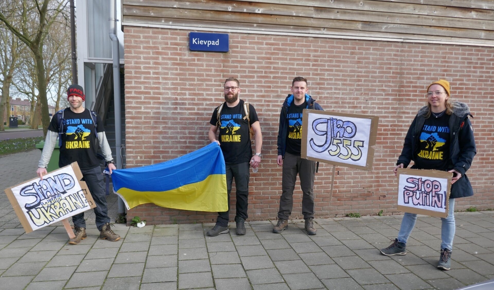 De vijf vertrokken vanuit het Kievpad in Schalkwijk naar de Oekraïnestraat in Almere.