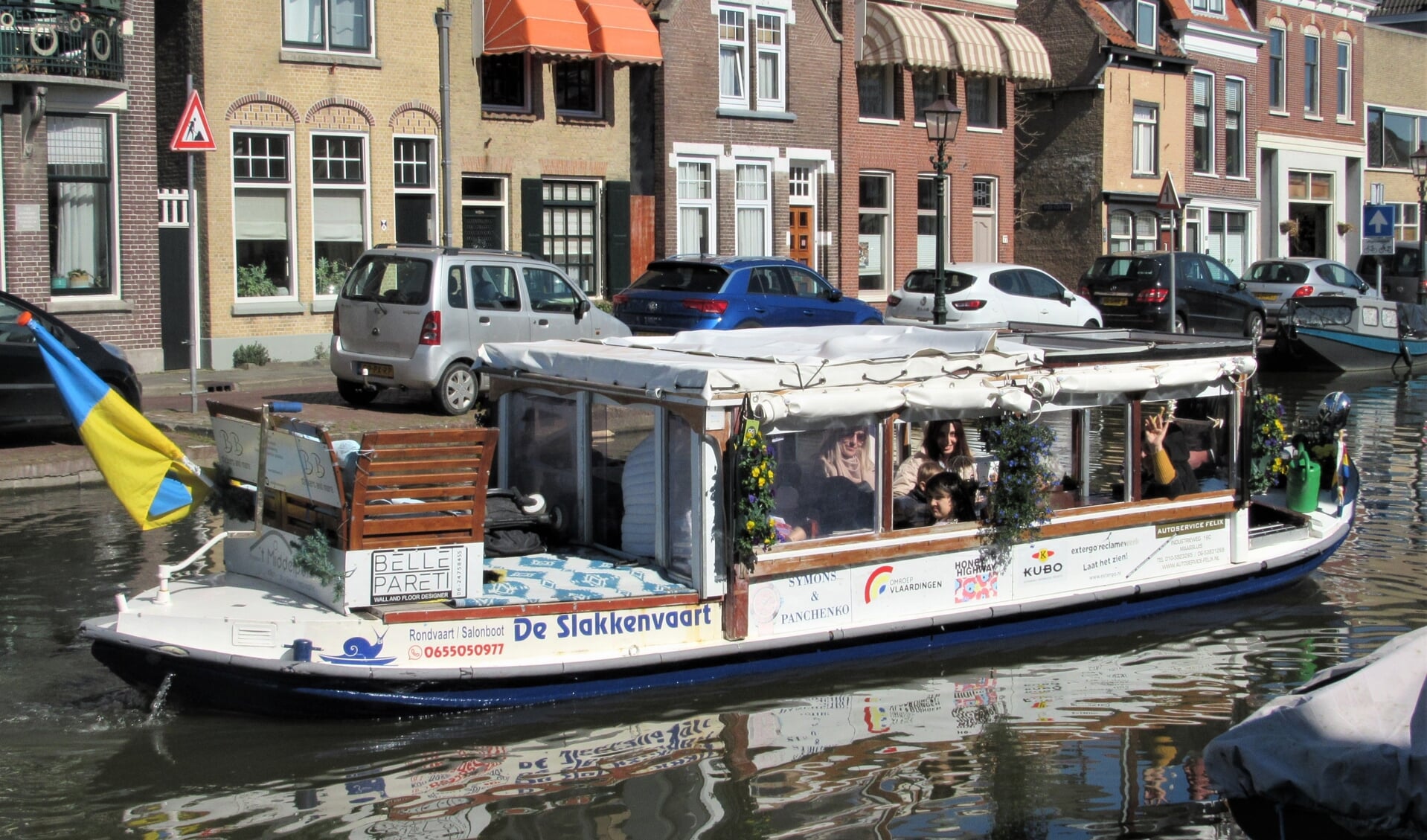 Ronald van Sandvliet ging vorig weekend op zaterdag en zondag varen met een groep momenteel in Maassluis verblijvende Oekraïners met als belangrijkste doel hen een leuke middag te bezorgen.