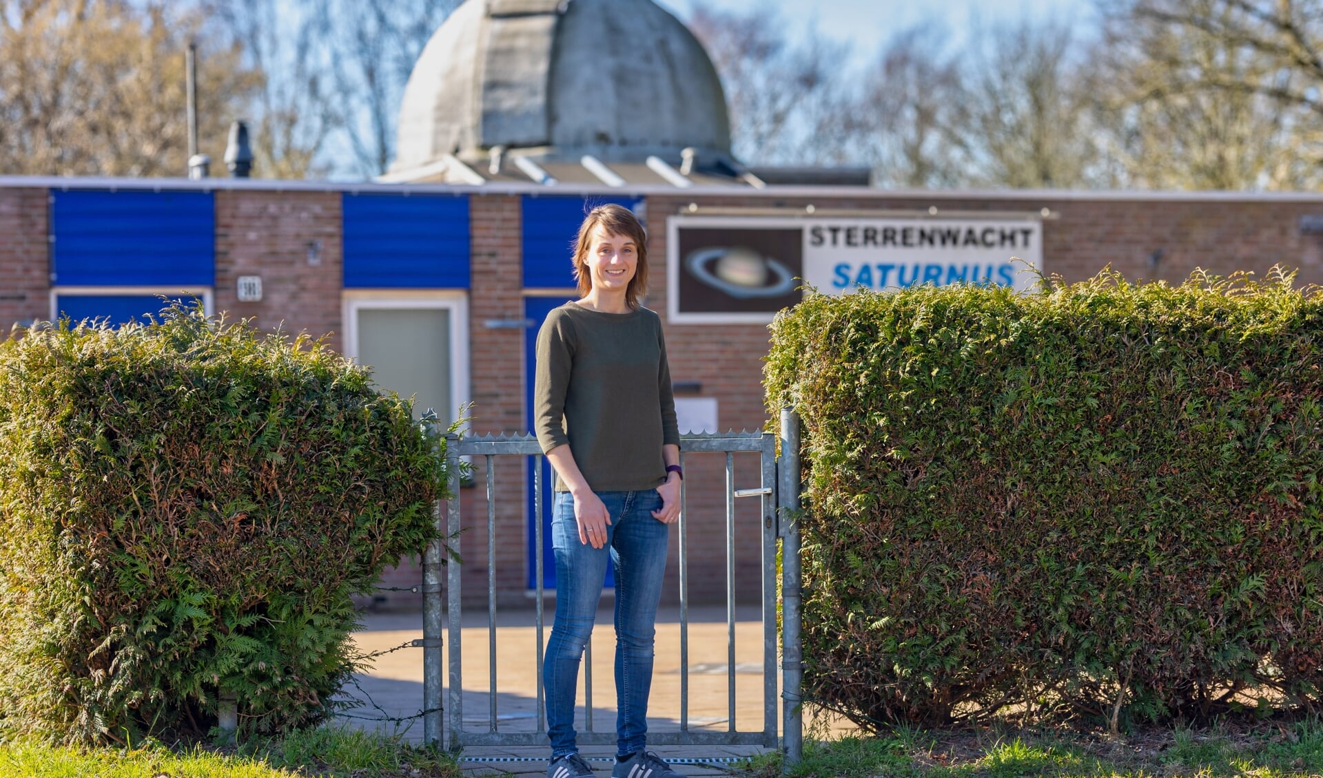 Lisa Kraakman bij Sterrenwacht Saturnus, waar ze maandelijks met kinderen knutselt en hen over het heelal leert.