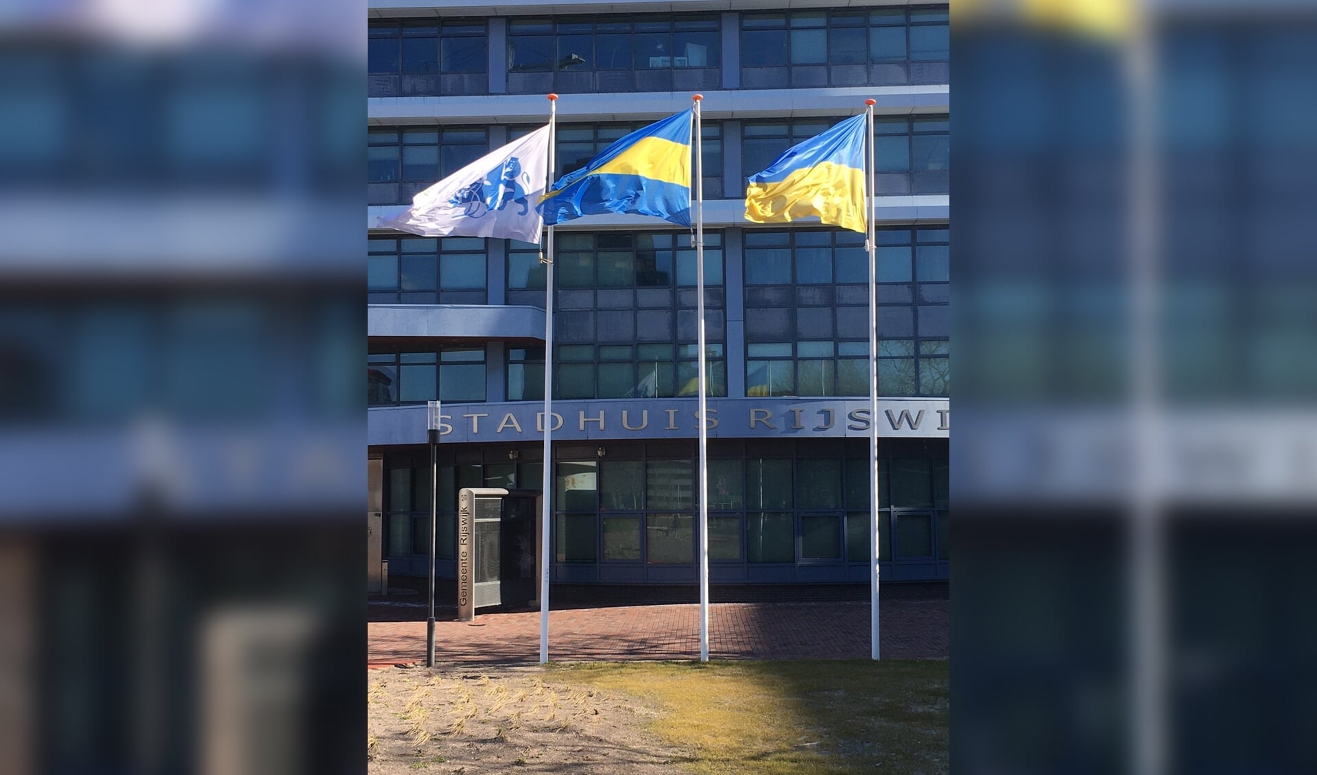 Gemeente Rijswijk toont solidariteit met Oekraïne, onder meer door de Oekraïense vlag te hijsen naast de Rijswijkse vlag voor het stadhuis.