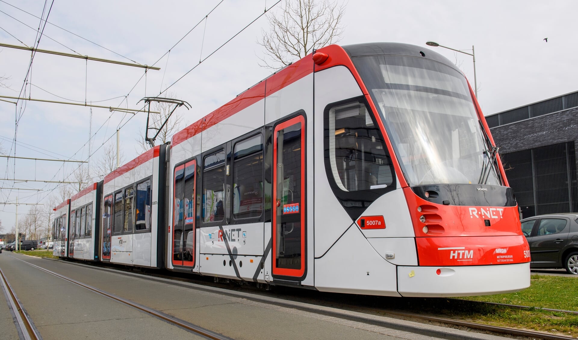 Door de wit-rode kleur is de tram volgens HTM beter zichtbaar.