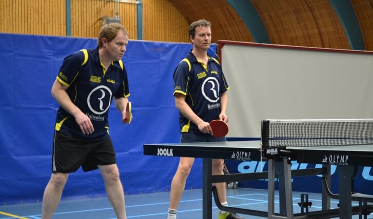 Hans Groenheide (links) en Marcel van den Kerkhoff wonnen met 5-0.