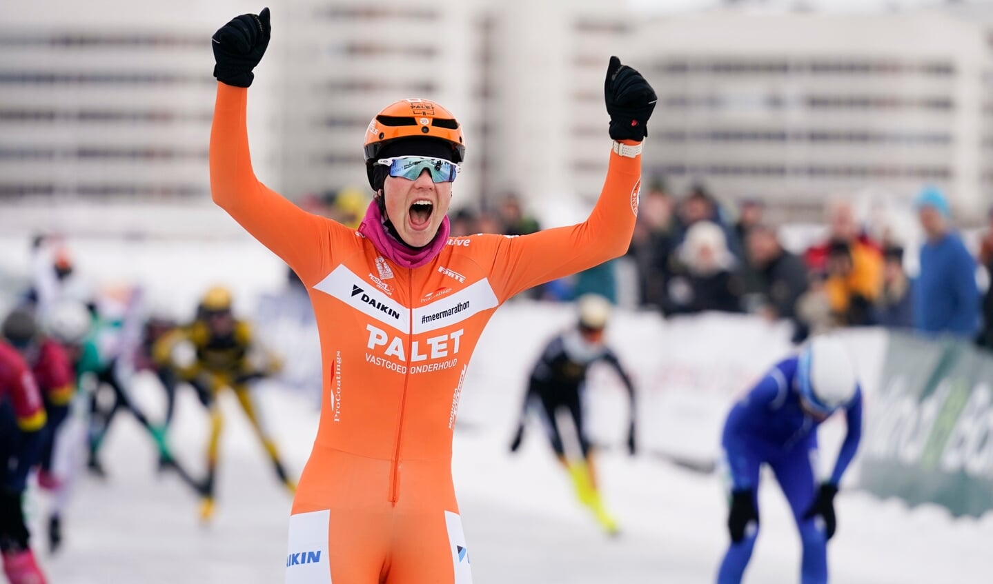 ZWEDEN - LULEA
Finale Grand Prix Marathonschaatsen
Dames 150 km en de heren 200 km.

Foto; Ineke Dedden wint de 150 km finale.