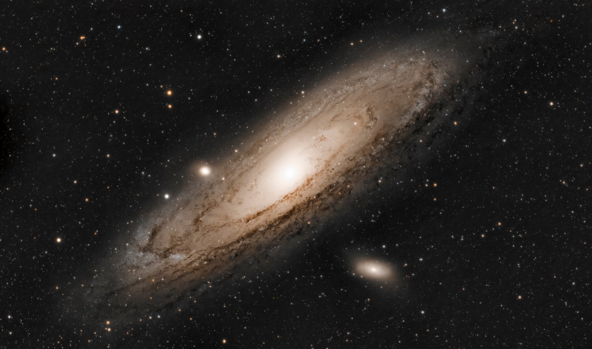 Een foto van het Andromedastelsel, opgebouwd uit 40 opnames van 5 minuten. Het stelsel bevat zo'n 300 miljard sterren. 