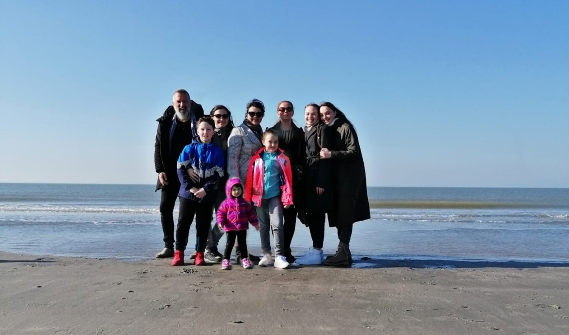 Wendy Moerman en Lesley Wigmore namen hun Oekraïense gasten vorige week mee voor een bezoekje aan het strand.