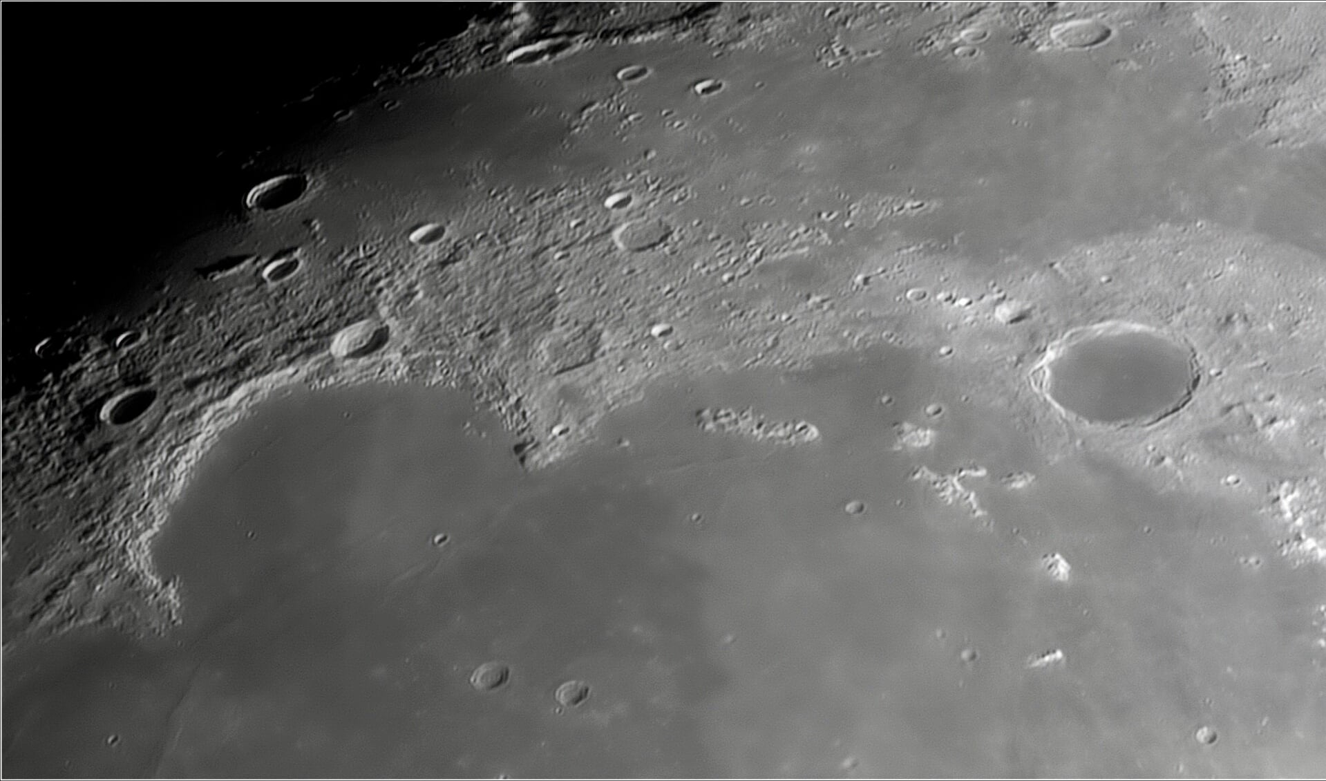 Foto van de maan, genomen door een telescoop. 