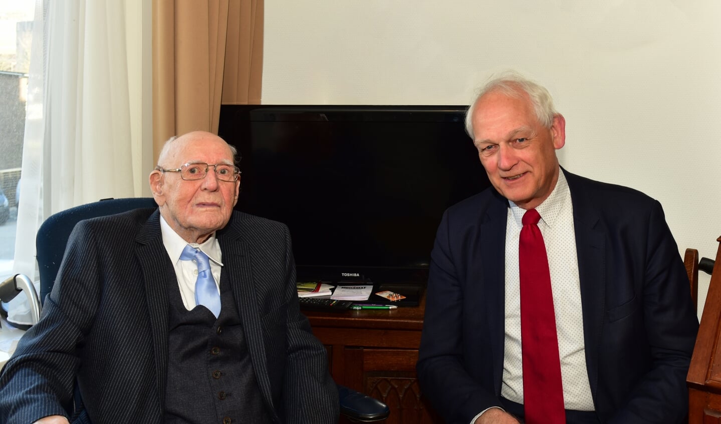 Burgemeester Lamers feliciteert 100-jarige meneer Johannes van der Vlugt