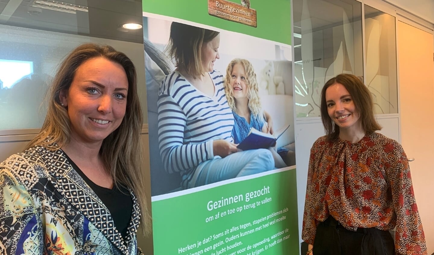 Wethouder Larissa Bentvelzen zet vooral in op preventie en heeft met de Stichting Buurtgezinnen een sterke troef in handen. Rechts: Sanne van Dooremaal.