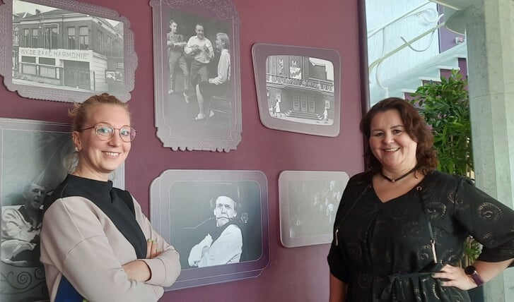Renske Verbeek(rechts) kijkt samen met Sharon den Breems al terug in de geschiedenis met op de achtergrond enkele historische foto's.
