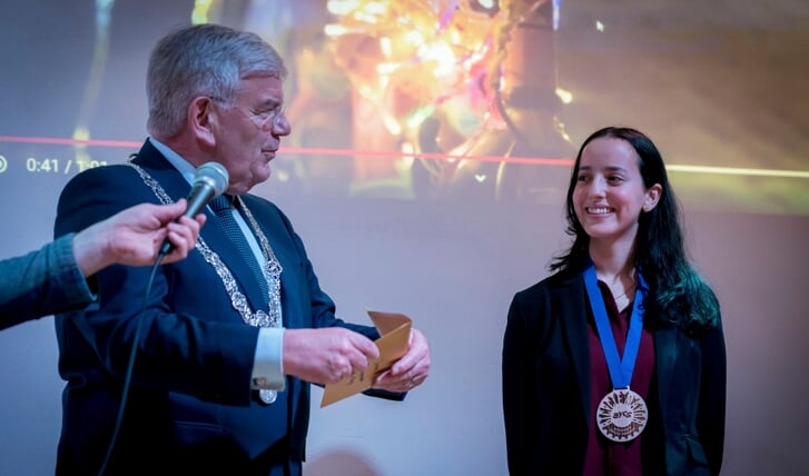 De 17-jarige Aya Achaboun werd door de jury verkozen tot de eerste Junior Fietsburgemeester van Den Haag.