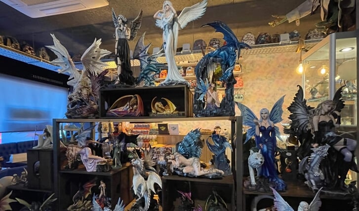 Moon Collectibles verkoopt onder meer fantasybeelden van draken en elfen.