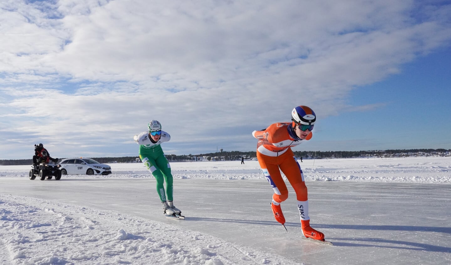 LULEA Zweden,
Grand Prix natuurijs nummer 1.
Bij de heren won Marthijn Mulder, normaliter een rijder uit het Beloftenpeloton. Tweede werd Christiaan Hoeksrtra en derde. Gary Hekman.
Foto; sfeerbeeld met Marthijn Mulder op kop, achter hem Christiaan Hoekstra die los waren van het peloton en in de finish nipt de voorspong hielden voor het podium.