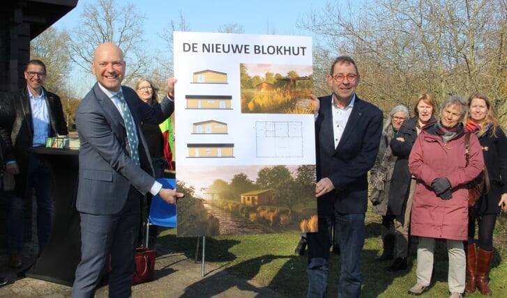 Armand van de Laar en John Beentjes onthullen het ontwerp van de nieuwe blokhut.
