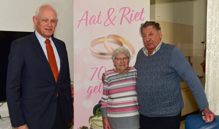 Burgemeester Lamers feliciteert Aat en Riet met hun platina huwelijk
