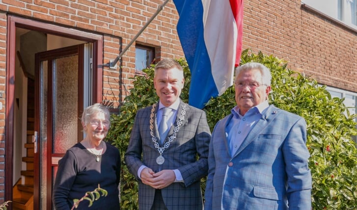 Met op de achtergrond de Nederlandse driekleur. Feest bij de familie Wijnands. Natuurlijk kwam ook burgemeester Rehwinkel even langs.