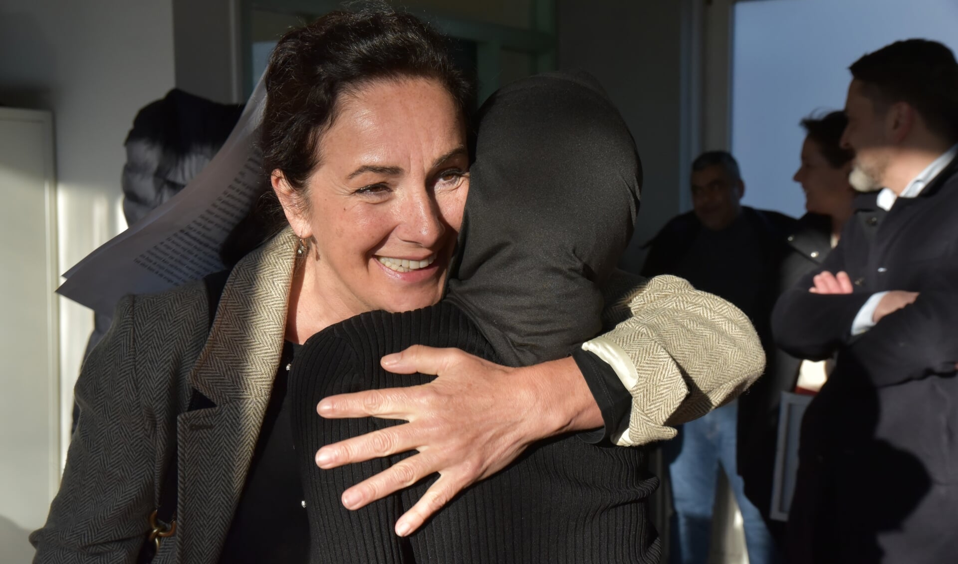 Een geëmotioneerde burgemeester geeft Studiezalenleerling Maryam een knuffel. (Brandeisfotografie)