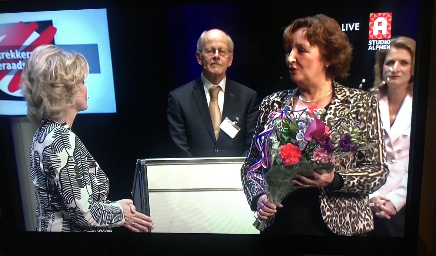 Burgemeester Spies bedankt debatleider Inge Diepman, achter haar Hans van Kuijk en Filine Verloop