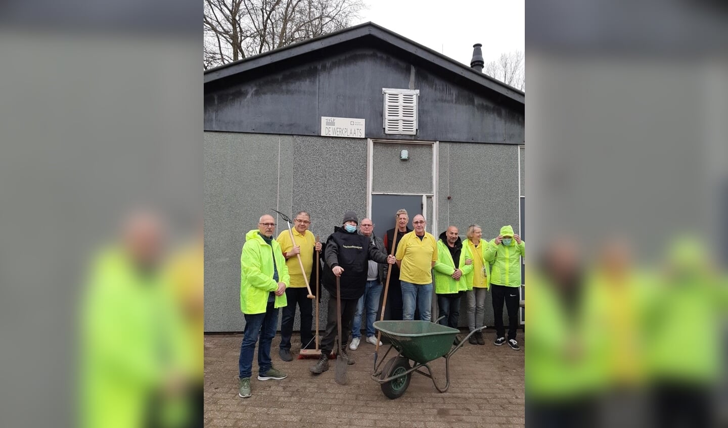 Het Fix Team Zaanstad met 'hoofdfixer' Peter van Oostenbrugge recht achter de kruiwagen.