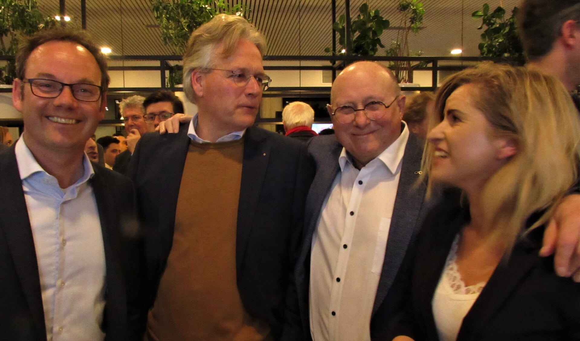 Blijde gezichten nadat burgemeester Edo Haan de voorlopige verkiezingsuitslag bekend had gemaakt bij onder andere Sjoerd Kuiper (PvdA), Dick Snoeck (VVD) en Corine Bronsveld (CDA).