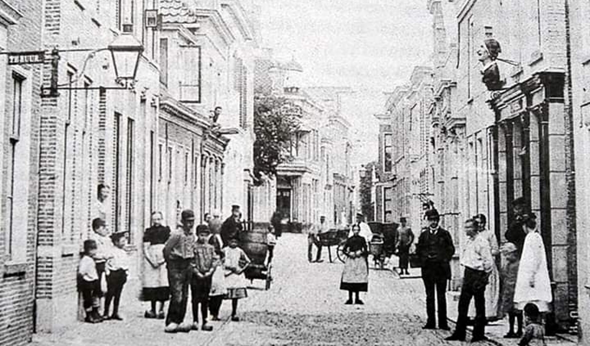 De Raadhuisstraat uit 1900 rondom de daar toen gevestigde Apotheek Allart.